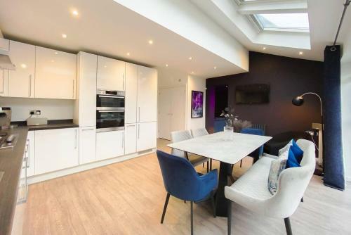 Stunning 4 Bed House With Cinema Room & Parking