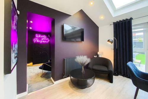 Stunning 4 Bed House With Cinema Room & Parking