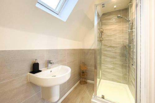 Stunning 4 Bed House With Cinema Room & Parking