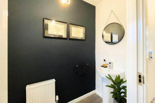 Stunning 4 Bed House With Cinema Room & Parking