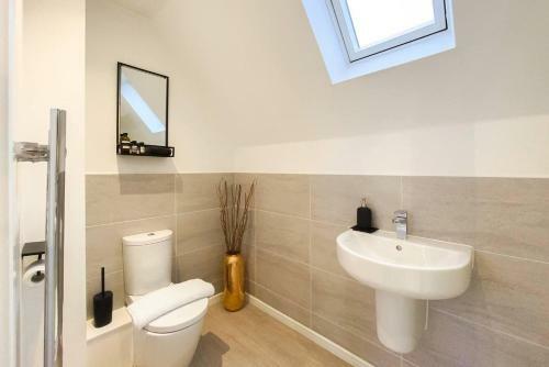 Stunning 4 Bed House With Cinema Room & Parking