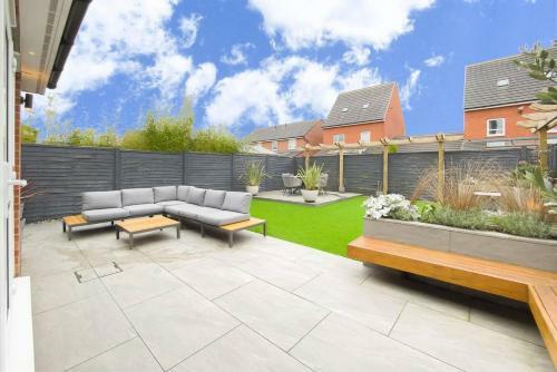 Stunning 4 Bed House With Cinema Room & Parking