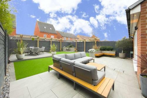 Stunning 4 Bed House With Cinema Room & Parking