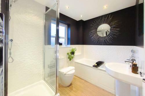 Stunning 4 Bed House With Cinema Room & Parking