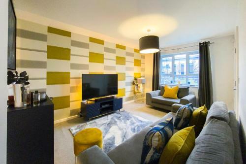 Stunning 4 Bed House With Cinema Room & Parking