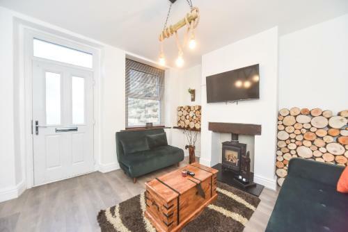 Castle View Cottage, A Charming Three-bedroom Cottage Matlock