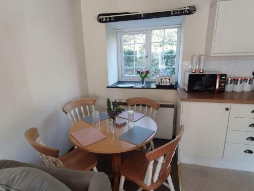 Trelawney Cottage, Sleeps Up To 4, Wifi, Fully Equipped
