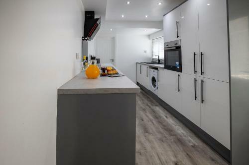 Abingdon House 4 Bedrooms Workstays Uk