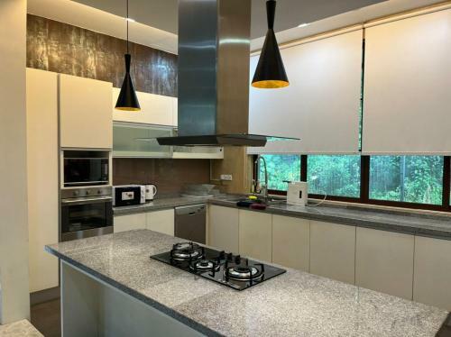 Bluwater Grande Villa 9 By Vale Pine