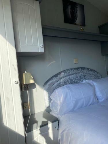 2 Bedroom Static Caravan Near The Lake