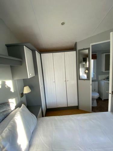 2 Bedroom Static Caravan Near The Lake