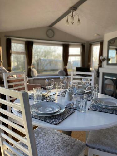 2 Bedroom Static Caravan Near The Lake