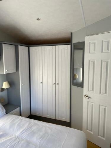 2 Bedroom Static Caravan Near The Lake