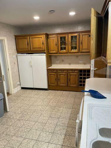 Charming 5-bed House In Mitcham