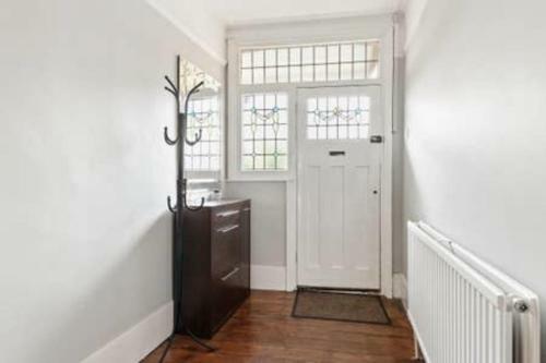 Beautiful Four Bedroom Home With Garden