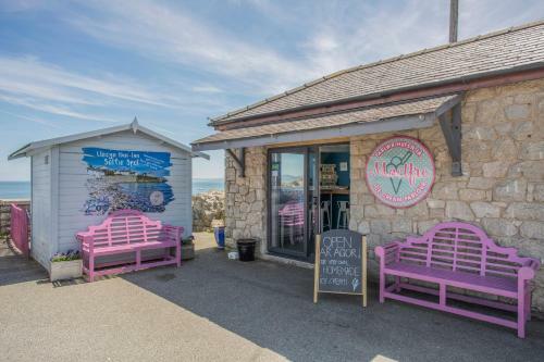 Coastal Cafe Apartment