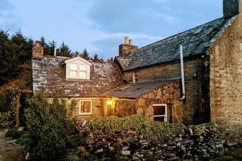 Cosy, Coastal Retreat With A Large Garden