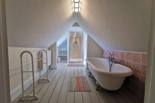 Cosy, Coastal Retreat With A Large Garden