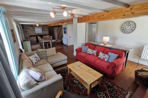 Cosy, Coastal Retreat With A Large Garden