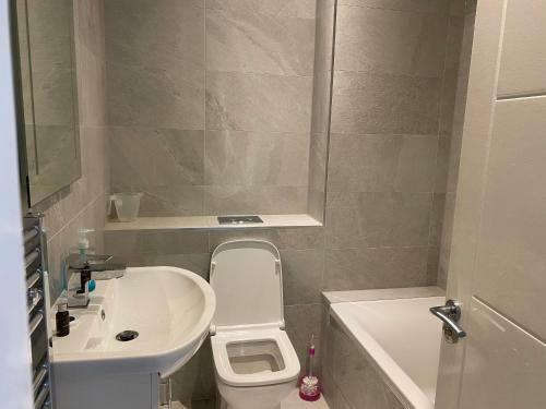 Central Milton Keynes Hub Two Bedroom & Two Bathrooms Serviced Apartment