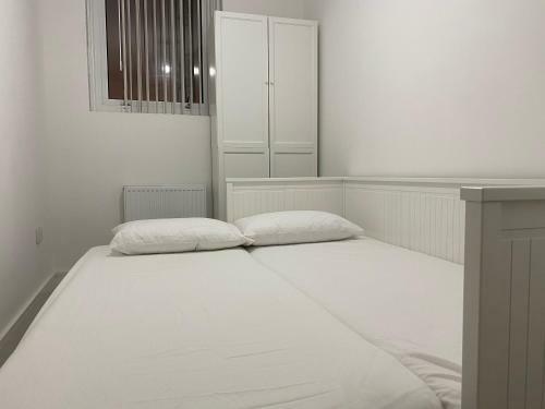 Central Milton Keynes Hub Two Bedroom & Two Bathrooms Serviced Apartment
