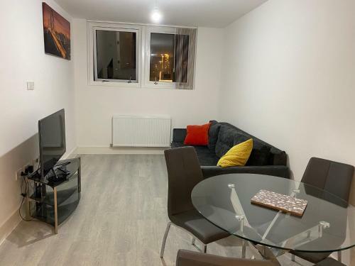 Central Milton Keynes Hub Two Bedroom & Two Bathrooms Serviced Apartment