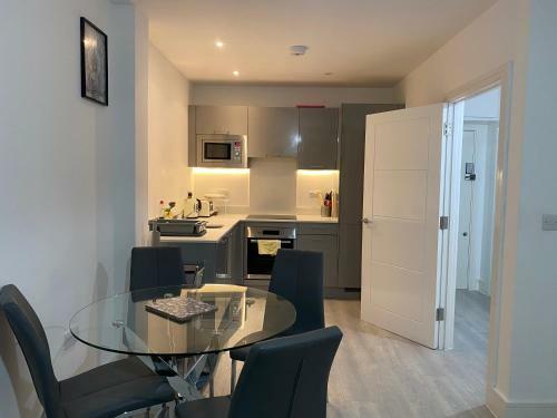 Central Milton Keynes Hub Two Bedroom & Two Bathrooms Serviced Apartment