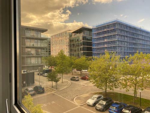 Central Milton Keynes Hub Two Bedroom & Two Bathrooms Serviced Apartment