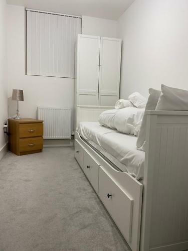 Central Milton Keynes Hub Two Bedroom & Two Bathrooms Serviced Apartment