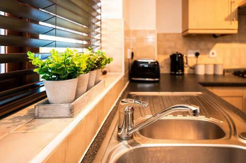Executive Perivale Apartment By Crew Homes