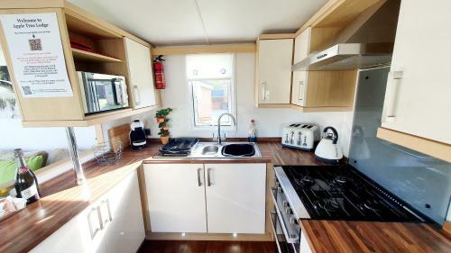 Apple Tree 3-bed Hot Tub Lodge In Northumberland