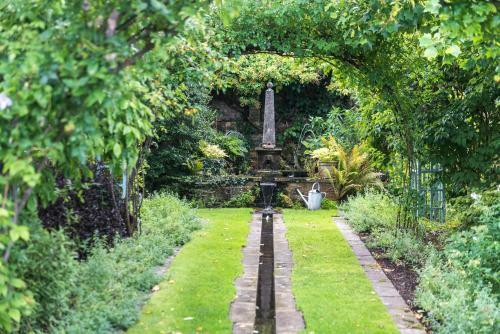 Unique Cosy Cottage With Stunning Gardens