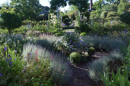 Unique Cosy Cottage With Stunning Gardens
