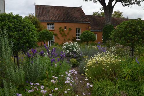 Unique Cosy Cottage With Stunning Gardens