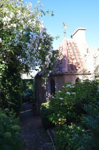 Unique Cosy Cottage With Stunning Gardens