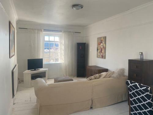 Stunning 2-bed Apartment Above Schooners Bar