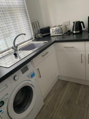Stunning 2-bed Apartment Above Schooners Bar