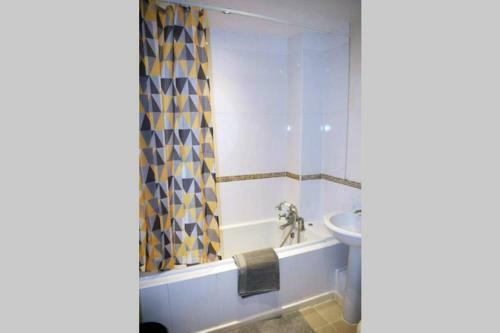 Comfortable Apartment In Sheffield With Parking