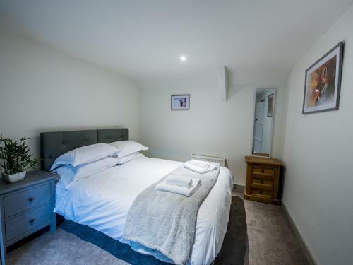 Pass The Keys Bryn Cuddfan - Rural Cottage - Sleeps 4