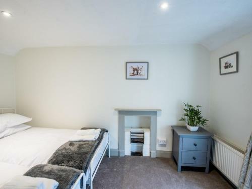 Pass The Keys Bryn Cuddfan - Rural Cottage - Sleeps 4