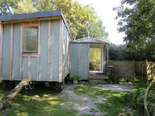 Huck's Cosy Cabin (with Log Burner)
