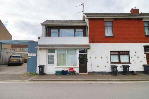 A Functional 2 Br Apartment Situated Perfectly Off Caerleon Road