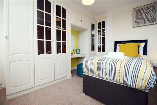 Fully Equipped And Self Check In 2 Bedroom Apartment