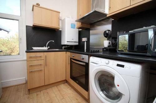 A Functional Studio Apartment Situated Perfectly On Chepstow Road - Flat 4