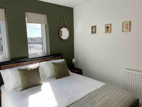 Luxury 2 Bedroom Waterfront Apartment With Balcony