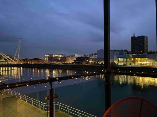 Luxury 2 Bedroom Waterfront Apartment With Balcony