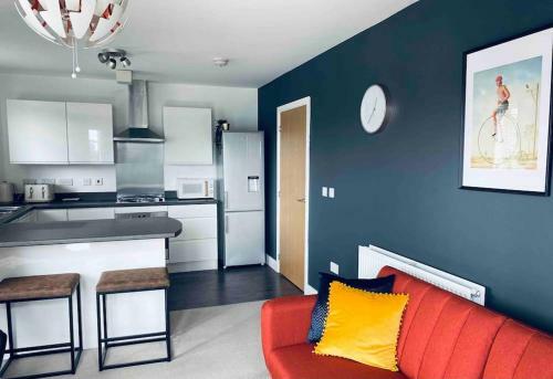 Luxury 2 Bedroom Waterfront Apartment With Balcony