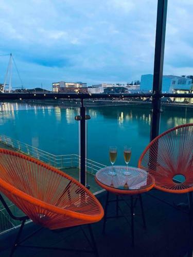Luxury 2 Bedroom Waterfront Apartment With Balcony
