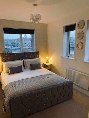 Luxury 2 Bedroom Waterfront Apartment With Balcony