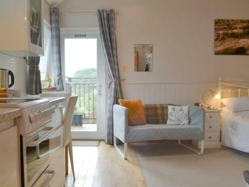 Studio 2 - Uk12755